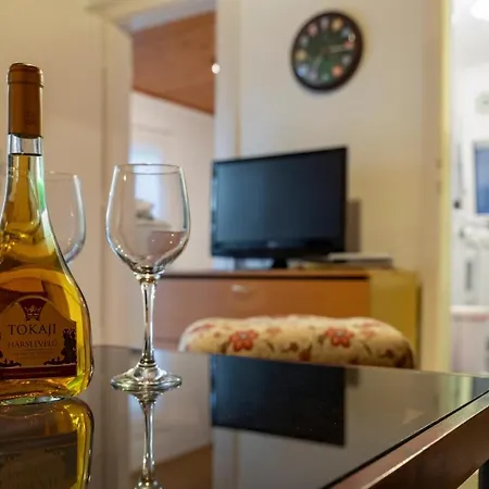 Sunny Clara Oenallo Nyaralo *