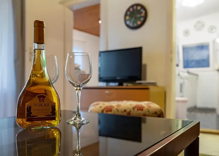 Sunny Clara Oenallo Nyaralo *