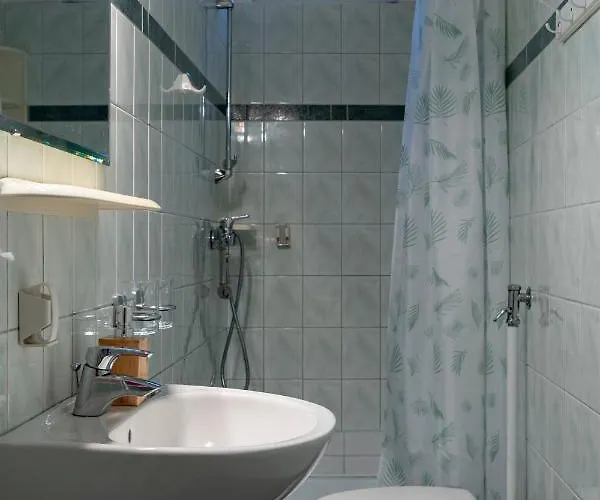 Sunny Clara Oenallo Nyaralo